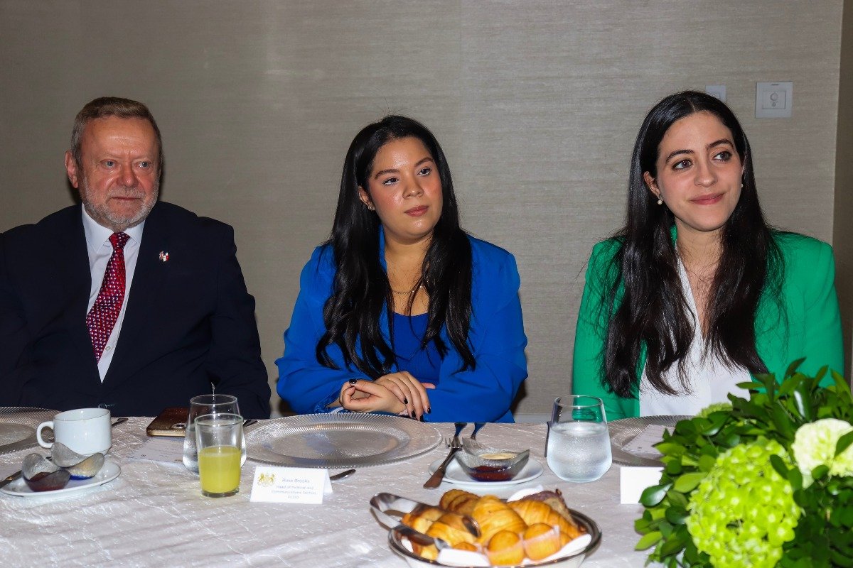 Raymond Edward Harry, Lord Collins de Highbury, Rosa Brooks, jefa de la sección de Políticas y Comunicaciones de la embajada del Reino Unido en Panamá y Camila Adames, Chevening alumna.