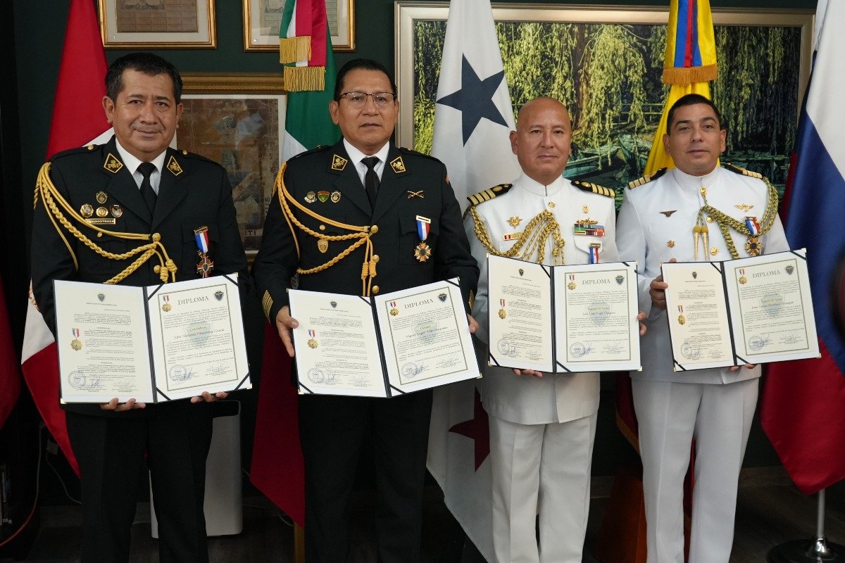 "Condecoración Honor al Mérito Confraternidad" para los oficiales: Comandante Julio Abelardo Hinostroza García, Coronel Miguel Ángel Tello Huaquisto, Capitán de Navío José Luis Vega Vázquez y Capitán de Navío Juan Carlos Martínez Hincapié.