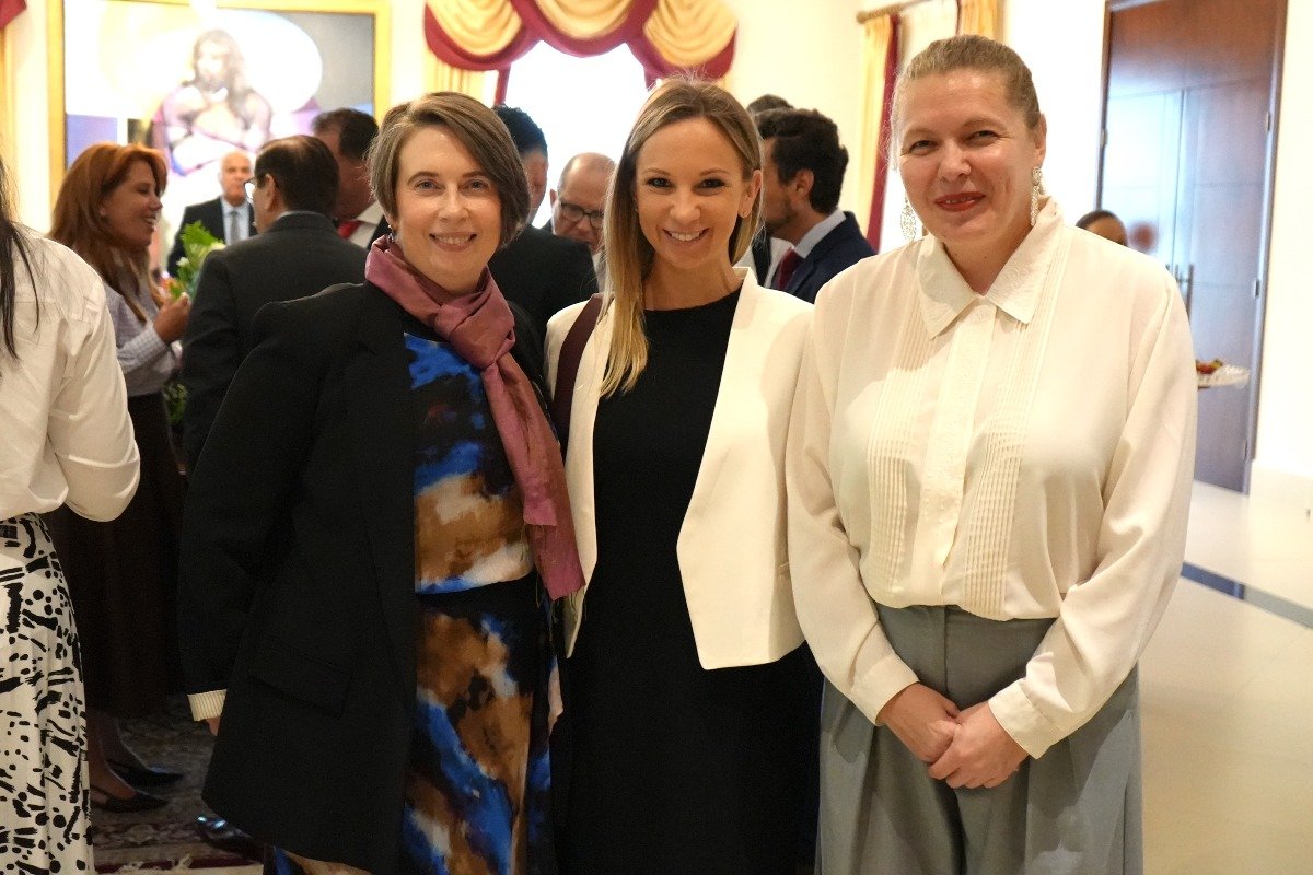 S.E. Patricia Atkinson, embajadora de Canadá en Panamá, S.S. Nikoletta Kovacs, encargada de negocios a.i. de la embajada de Hungría en Panamá y S.E. Heroina Telaku, embajadora de la República de Kosovo en Panamá.