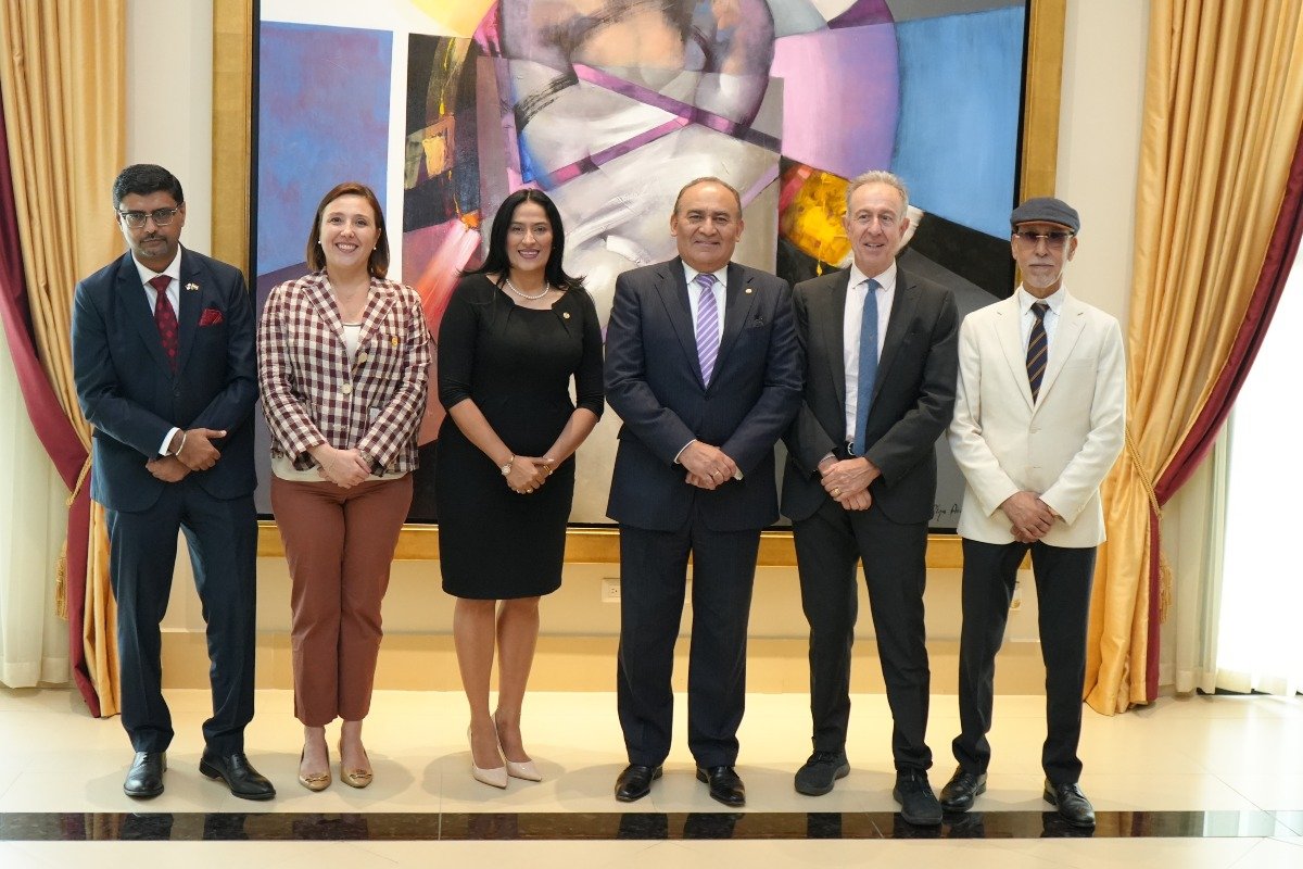 S.E. Dr. Sumit Seth, embajador de la República de India en Panamá, S.E. Giuditta Giorgio, embajadora de Italia en Panamá, S.E. Zoraida Panameño, embajadora de El Salvador en Panamá, S.E. Enrique Jara Ocampos, embajador de la República del Paraguay en Panamá, S.E. Lupo del Bono, embajador de la Soberana Orden de Malta en Panamá, y S.S. Jamal Ramadán Abuagila, encargado de negocios a.i. del Estado de Libia en Panamá.