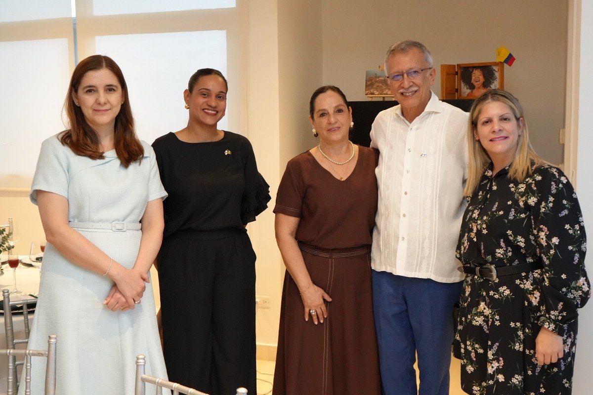  S.E. Sandra Pitta, embajadora de la República de Argentina en Panamá, S.E. Amanda Martínez, embajadora de Barbados en Panamá, H.S. Nubia Ronderos, esposa del embajador de la República de Colombia en Panamá, S.E. Fabio Mariño, embajador de la República de Colombia en Panamá y S.E. Carolina Villarrubia, embajadora de Uruguay en Panamá.