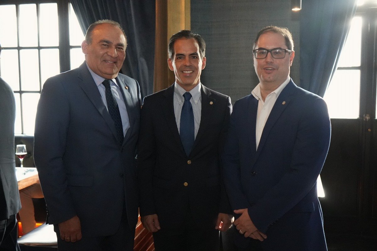 S.E. Enrique Jara Ocampos, embajador de la República del Paraguay en Panamá, Aurelio Barría Pino, presidente de la Cámara de Comercio, Industrias y Agricultura de Panamá (CCIAP) y Ernesto Orillac, miembro de la Cámara de Comercio, Industrias y Agricultura de Panamá (CCIAP).