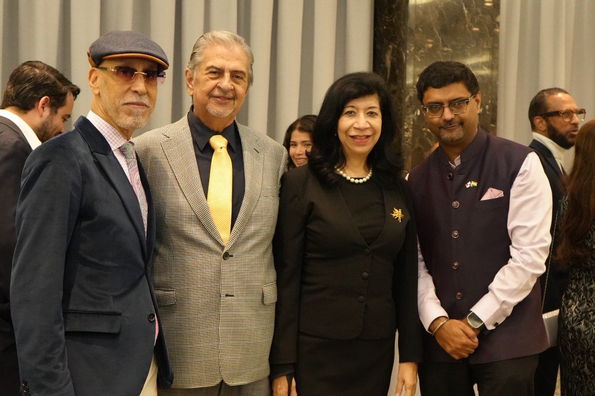 S.S. Jamal Ramadán Abuagila, encargado de negocios a.i. del Estado de Libia en Panamá, H.S. Ernesto Arroyave, esposo de la embajadora de la República de Costa Rica en Panamá, S.E. Bernardina Vargas, embajadora de la República de Costa Rica en Panamá y S.E. Sumit Seth, embajador de la República de India en Panamá.