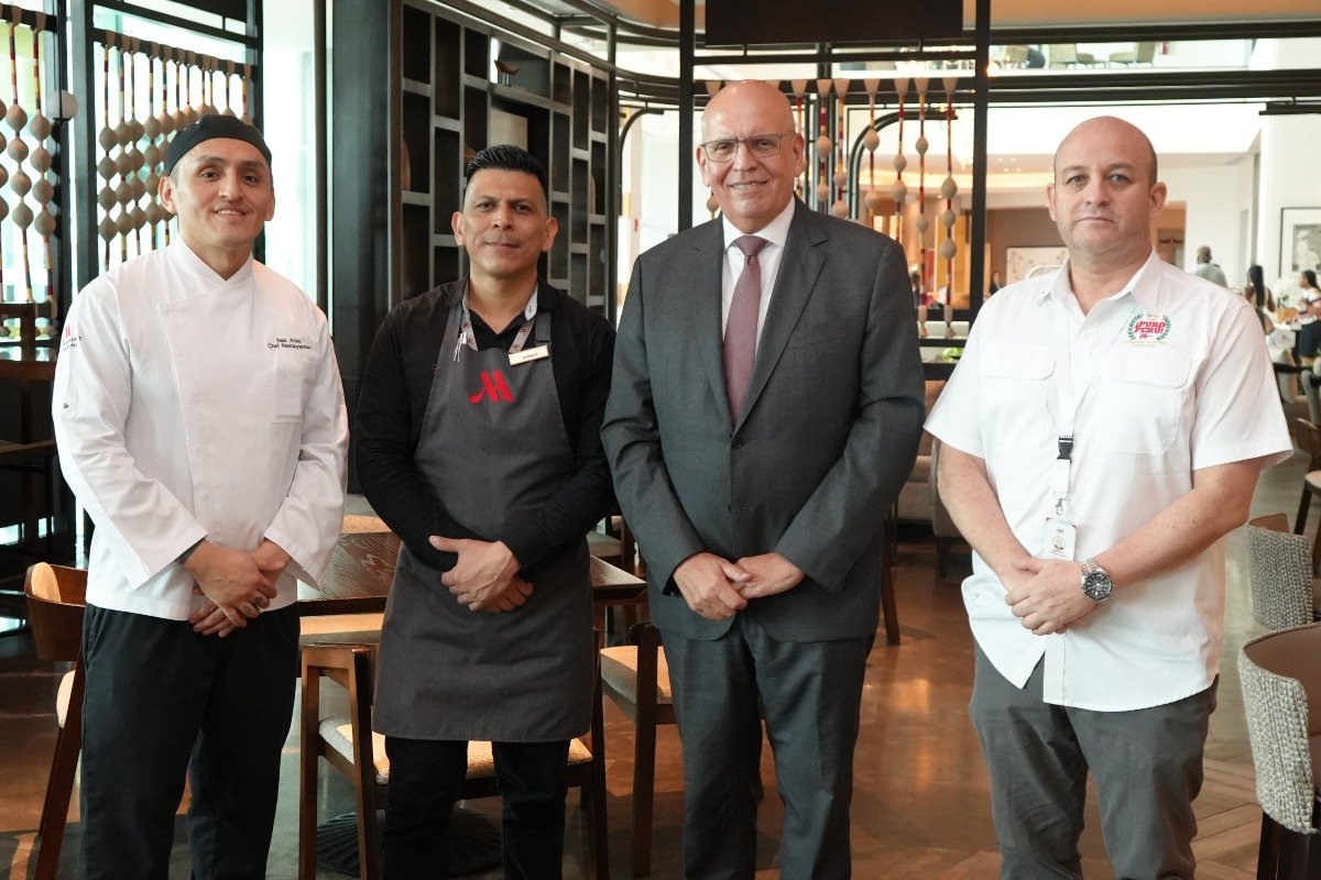 Ítalo Arias, chef peruano, Aníbal Alveo, mixólogo, S.E. Mario López, embajador del Perú en Panamá y Gonzalo Cateriano Muñiz, de Puro Perú.