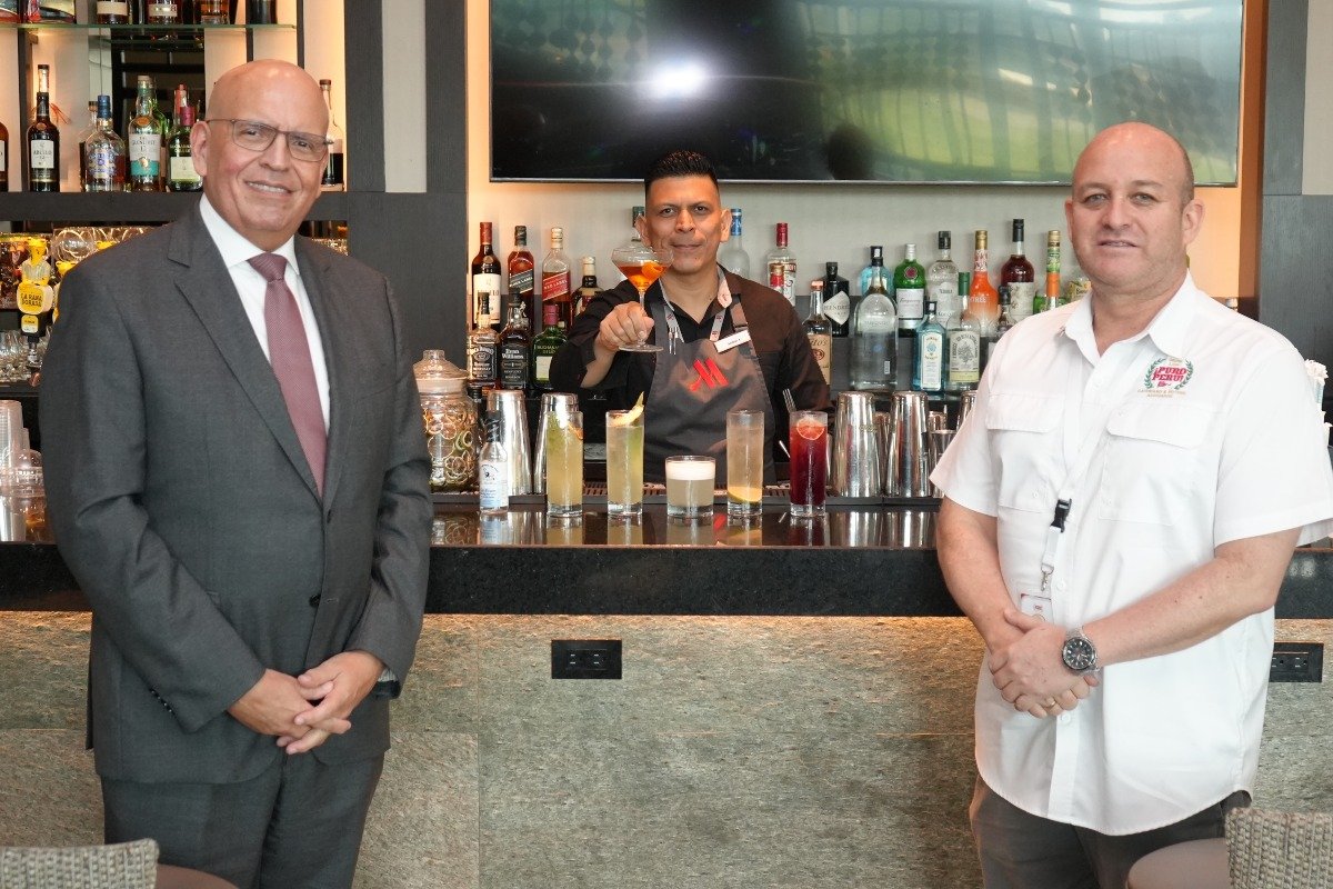 S.E. Mario López, embajador del Perú en Panamá, Aníbal Alveo, mixólogo y Gonzalo Cateriano Muñiz, de Puro Perú.