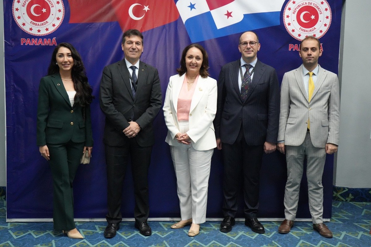 Halise Ünsal Hür, consejera comercial de la embajada de Türkiye, S.E. Erkan Aytun, director general para América Latina del Ministerio de Relaciones Exteriores de Türkiye, S.E. Armağan İnci Ersoy, embajadora de la República de Türkiye en Panamá, Oğuz Selim Baş, tercer secretario del Ministerio de Relaciones Exteriores de Türkiye y Talha Koytak, agregado de la Embajada de la República de Türkiye.