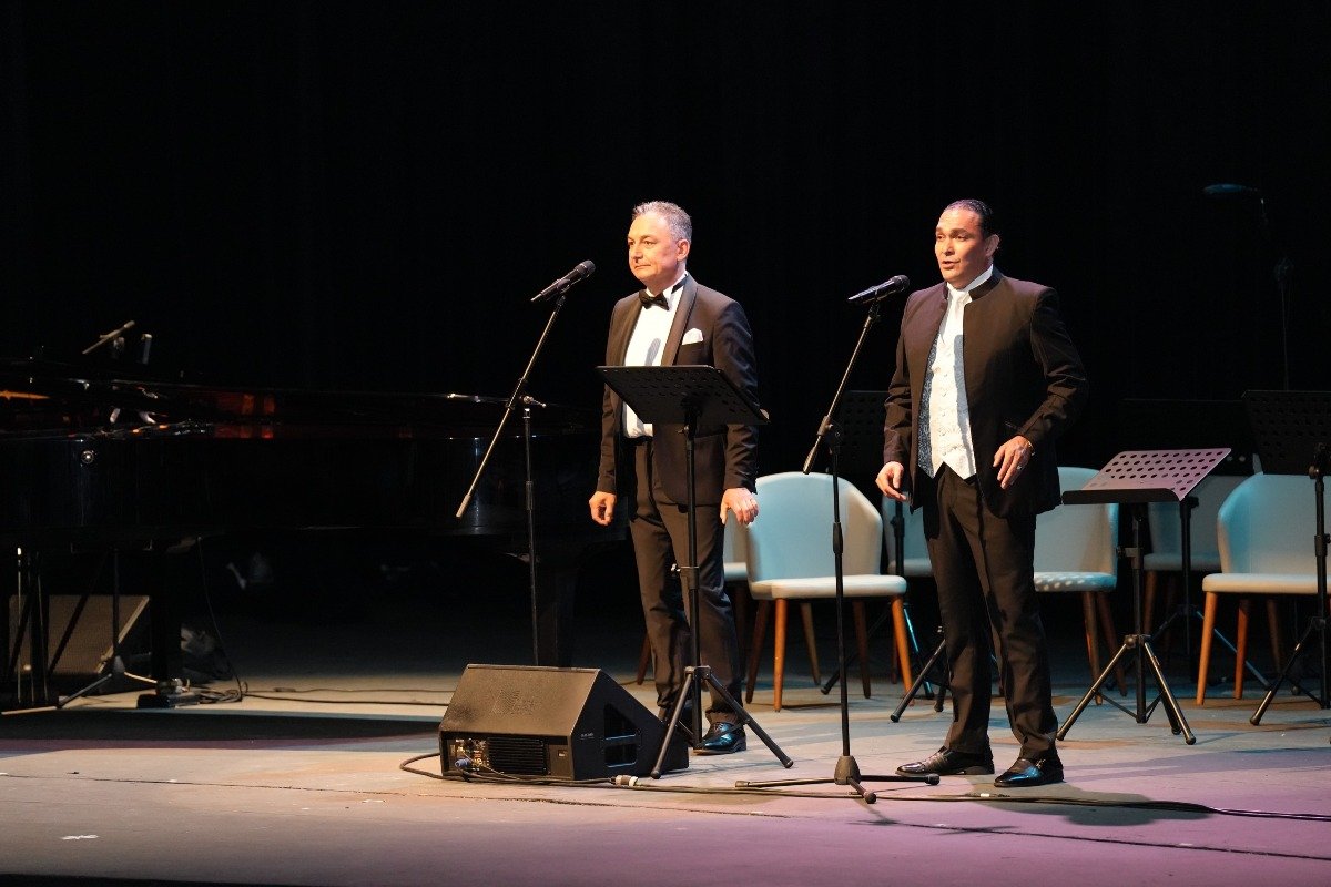Presentación de los tenores Aykut Yılmaz y Juan Pomares.