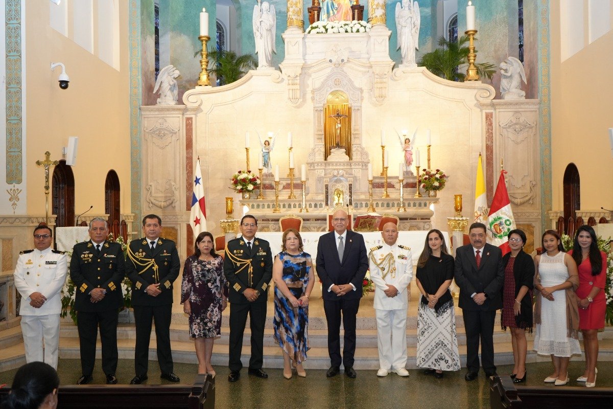 Miembros de la embajada del Perú en Panamá durante la conmemoración de los 205 años de Independencia del Perú.