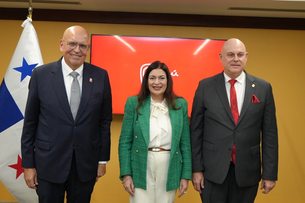 S.E. Mario López, embajador del Perú en Panamá, S.E. María Cristina Chen Stanziola, presidenta de la Corte Suprema de Justicia de Panamá y S.E. Carlos Guevara Mann, viceministro de Asuntos Multilaterales y Cooperación de Panamá.