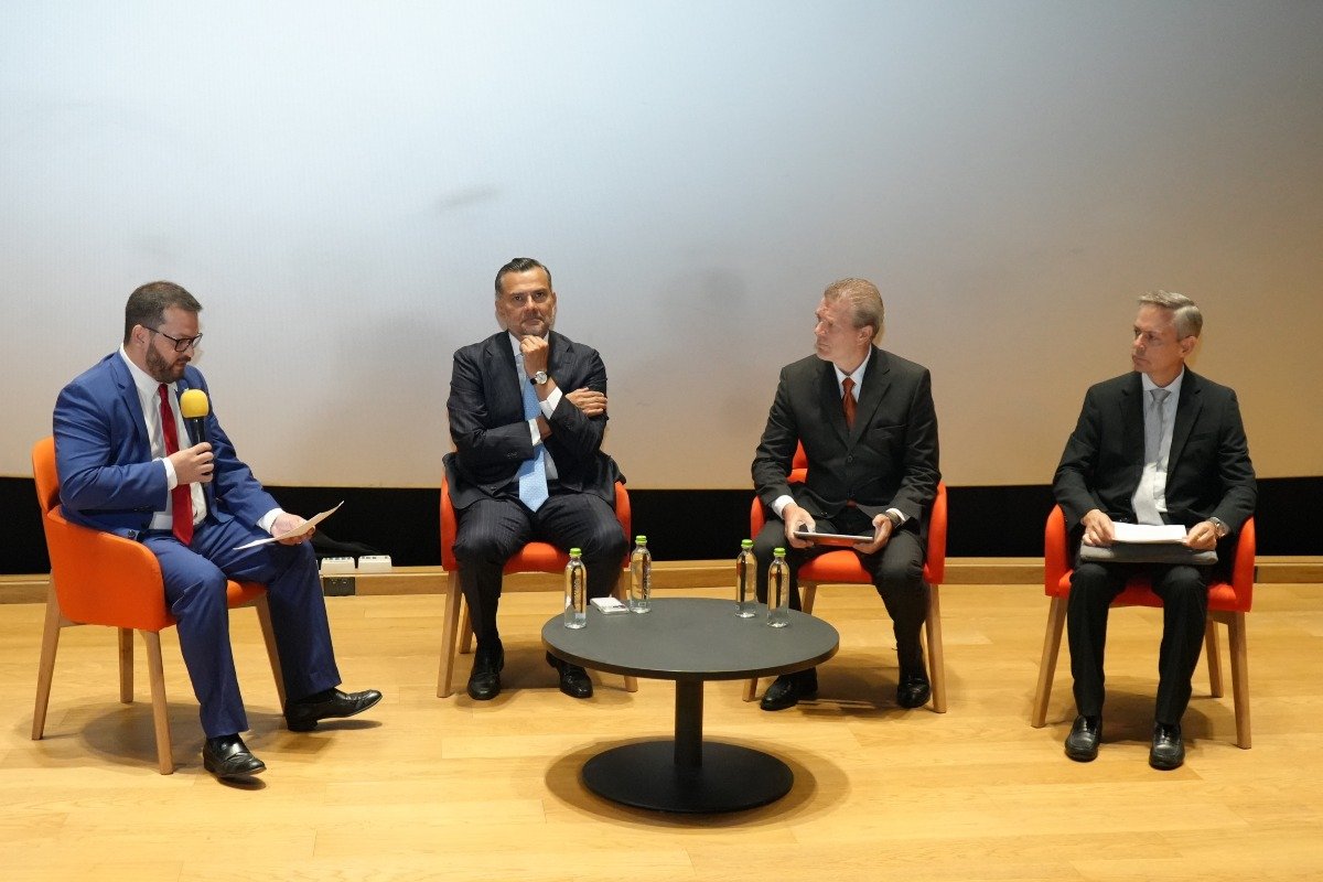 Panel de discusión sobre Multilateralismo e Integración Regional con la participación de Mgtr. Tabaré Albarracini, presidente de World Compliance Association, Mgtr. Mauricio Chacón, gerente país de BCIE, Mgtr. Jean-Eric Theinhardt, jefe de operaciones de BID y Mgtr. Jaime Holguin, representante país de CAF. 