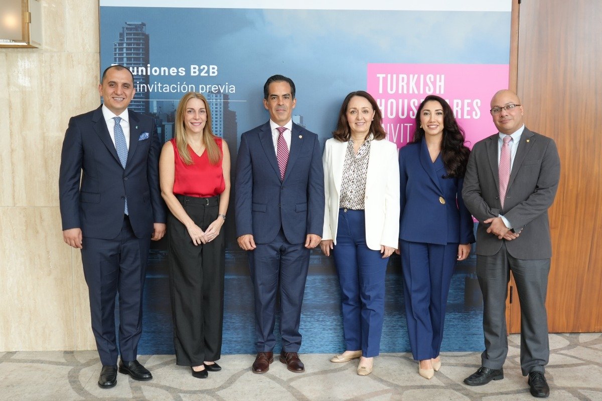 Talha Ozger, miembro de la asociación de manufactureros y exportadores de productos del hogar de Türkiye, Essie Mastellari, asesora de inversiones de ProPanamá, H.S. Aurelio Barría Pino, presidente de la Cámara de Comercio, Industrias y Agricultura de Panamá (CCIAP), S.E. Armağan İnci Ersoy, embajadora de la República de Türkiye en Panamá, Halise Büşra Ünsal Hür, consejera comercial de la embajada de la República de Türkiye en Panamá y Rolando Cubilla, asesor de inversiones de la oficina de ProPanama.
