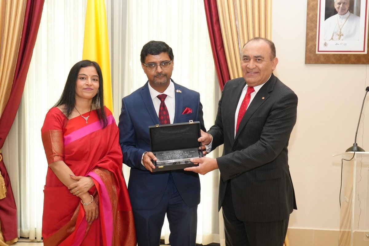 H.S. Dimple Seth, esposa del embajador de la República de India en Panamá, S.E. Dr. Sumit Seth, embajador de la República de India en Panamá y S.E. Enrique Jara Ocampos, embajador de la República del Paraguay en Panamá.