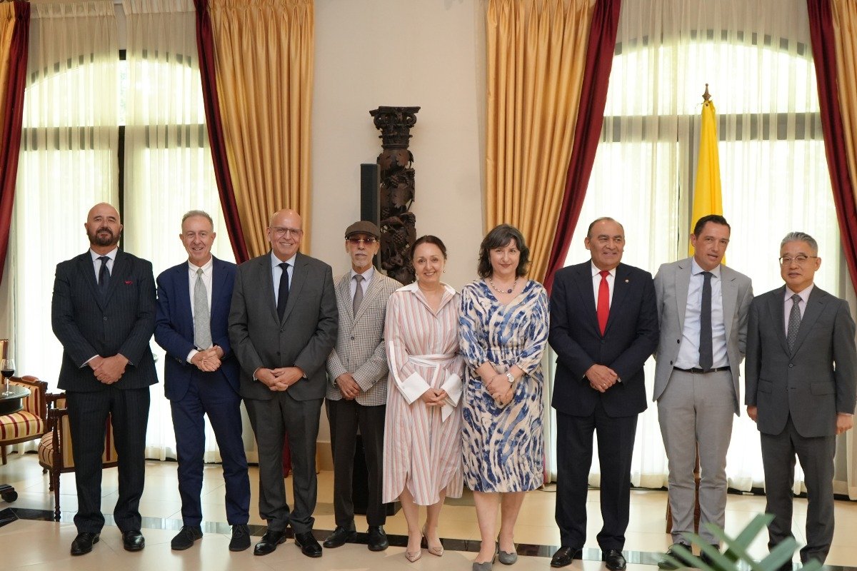 S.E. Alejandro Sfeir Tonšić, embajador de la República de Chile en Panamá, S.E. Lupo del Bono, embajador de la Soberana Orden de Malta en Panamá, S.E. Mario López, embajador del Perú en Panamá, S.S. Jamal Ramadán Abuagila, encargado de negocios a.i. del Estado de Libia en Panamá, S.E Armağan İnci Ersoy, embajadora de la República de Türkiye en Panamá, S.E. Izabela Matusz, embajadora de la Unión Europea en Panamá, S.E. Enrique Jara Ocampos, embajador de la República del Paraguay en Panamá, S.E. Greg Houston, embajador del Reino Unido en Panamá y S.E. Han Byoung-jin, embajador de Corea en Panamá.