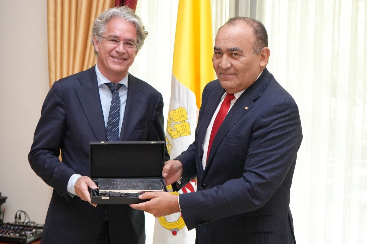 S.E. Sander Cohen, embajador del Reino de los Países Bajos en Panamá recibe reconocimiento por parte de S.E. Enrique Jara Ocampos, embajador de la República del Paraguay en Panamá.