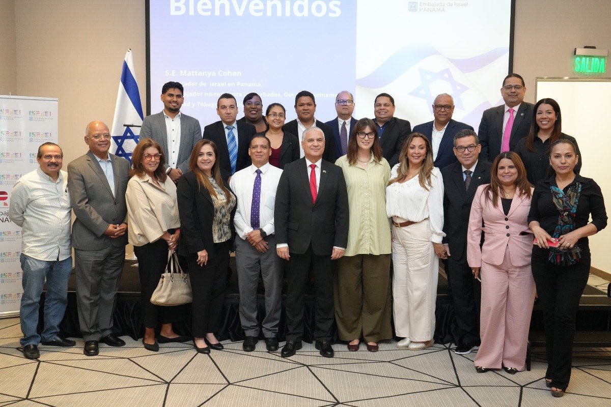 S.E. Mattanya Cohen, embajador del Estado de Israel en Panamá junto a miembros de la embajada del Estado de Israel en Panamá, directores de medios de comunicación y generadores de opinión.