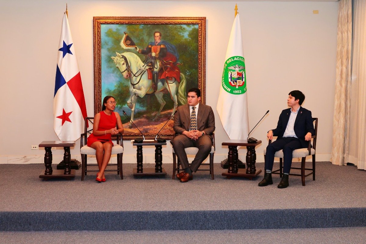 Gabriela Benítez, segunda vicepresidenta de la Sociedad Bolivariana Juvenil en la Universidad de Panamá , Salomón Natera, presidente de la Sociedad Bolivariana Juvenil en la Universidad Santa María La Antigua y Joel Torres, presidente de la Sociedad Bolivariana Juvenil en la Universidad de Panamá.