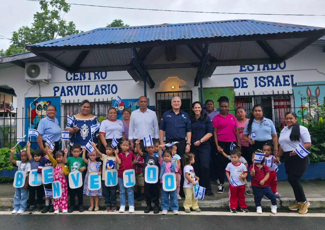 H.S. Wilbur Martínez, alcalde del distrito de Bocas del Toro, S.E. Mattanya Cohen, embajador del Estado de Israel en Panamá, H.S. Shira Cohen, esposa del embajador del Estado de Israel en Panamá junto a docentes y estudiantes del Centro Parvulario Estado de Israel.