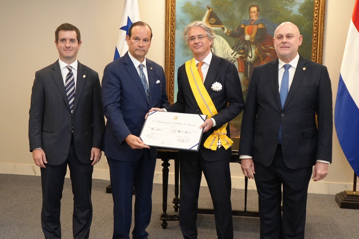 S.E. Carlos Hoyos, vicecanciller de la República de Panamá, S.E. Javier Martínez-Acha Vásquez, ministro de Relaciones Exteriores de Panamá, S.E. Sander Cohen, embajador del Reino de los Países Bajos en Panamá y S.E. Carlos Guevara Mann, viceministro de Asuntos Multilaterales y Cooperación de Panamá.