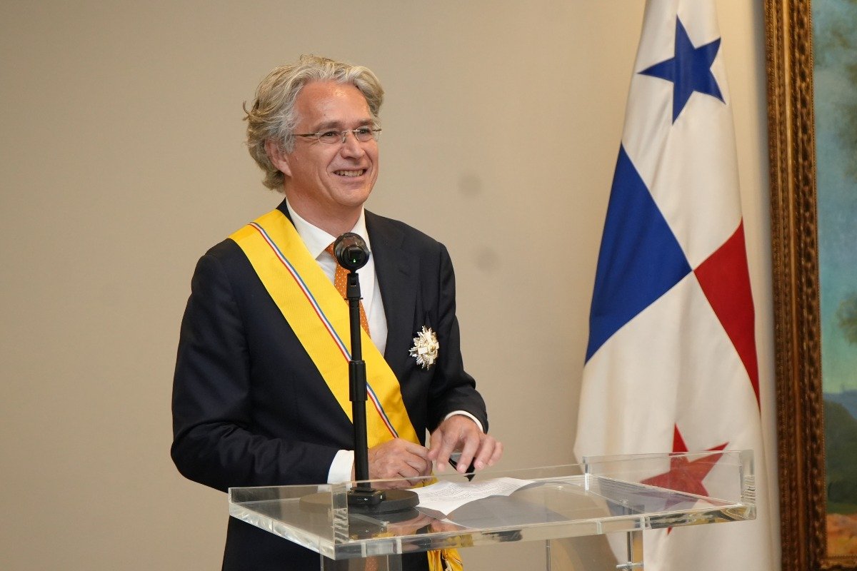 S.E. Sander Cohen Recibe Distinción por su Labor Diplomática en Panamá