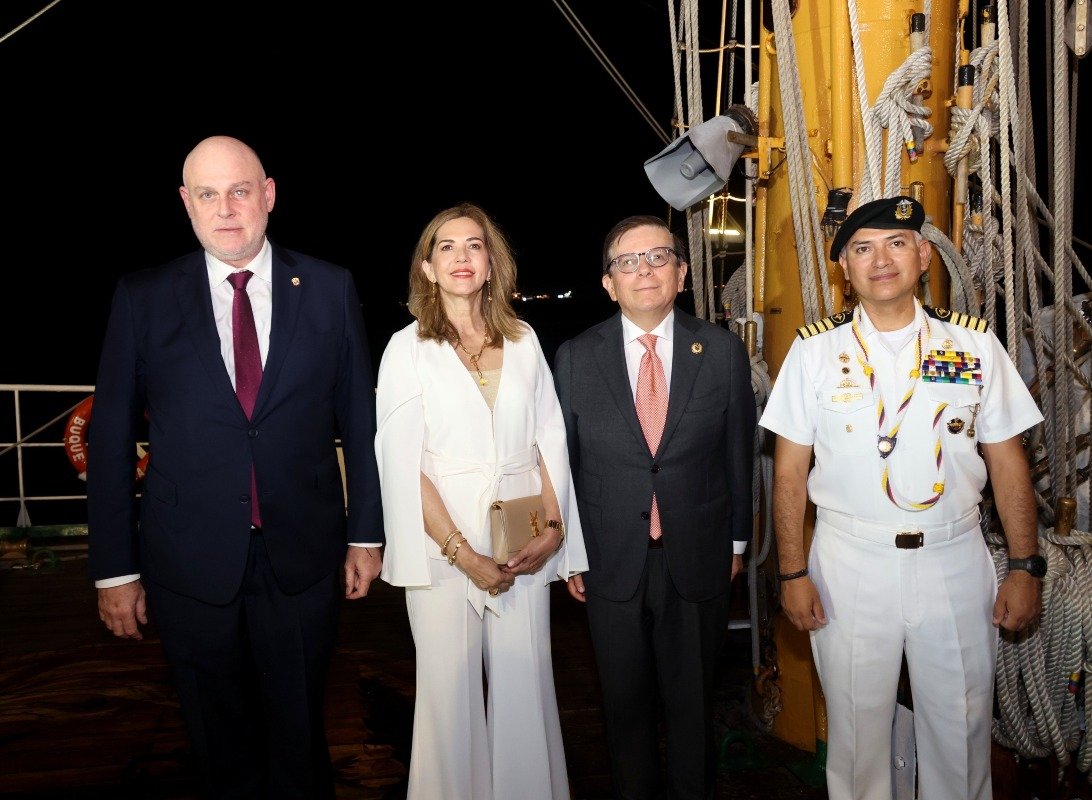 S.E. Carlos Guevara Mann, viceministro de Asuntos Multilaterales y Cooperación de Panamá, H.S. Priscilla María Ramos del Cioppo, esposa del embajador del Ecuador en Panamá, S.E. Pascual del Cioppo Aragundi, embajador del Ecuador en Panamá y Capitán de Navío Iván Córdova Echeverría, comandante del Buque Escuela "Guayas".