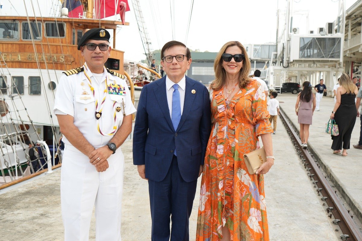 Capitán de Navío Iván Córdova Echeverría, comandante del Buque Escuela "Guayas", S.E. Pascual del Cioppo Aragundi, embajador del Ecuador en Panamá y H.S. Priscilla María Ramos del Cioppo, esposa del embajador del Ecuador en Panamá.