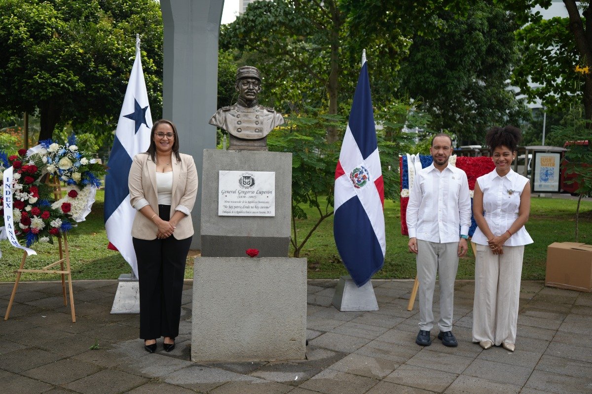 Mariel Martínez, INDEX Panamá, S.S. Guillermo Gómez Canaán, cónsul general de República Dominicana en Panamá y Rossy Urbaez, primera secretaria de la embajada de República Dominicana en Panamá.