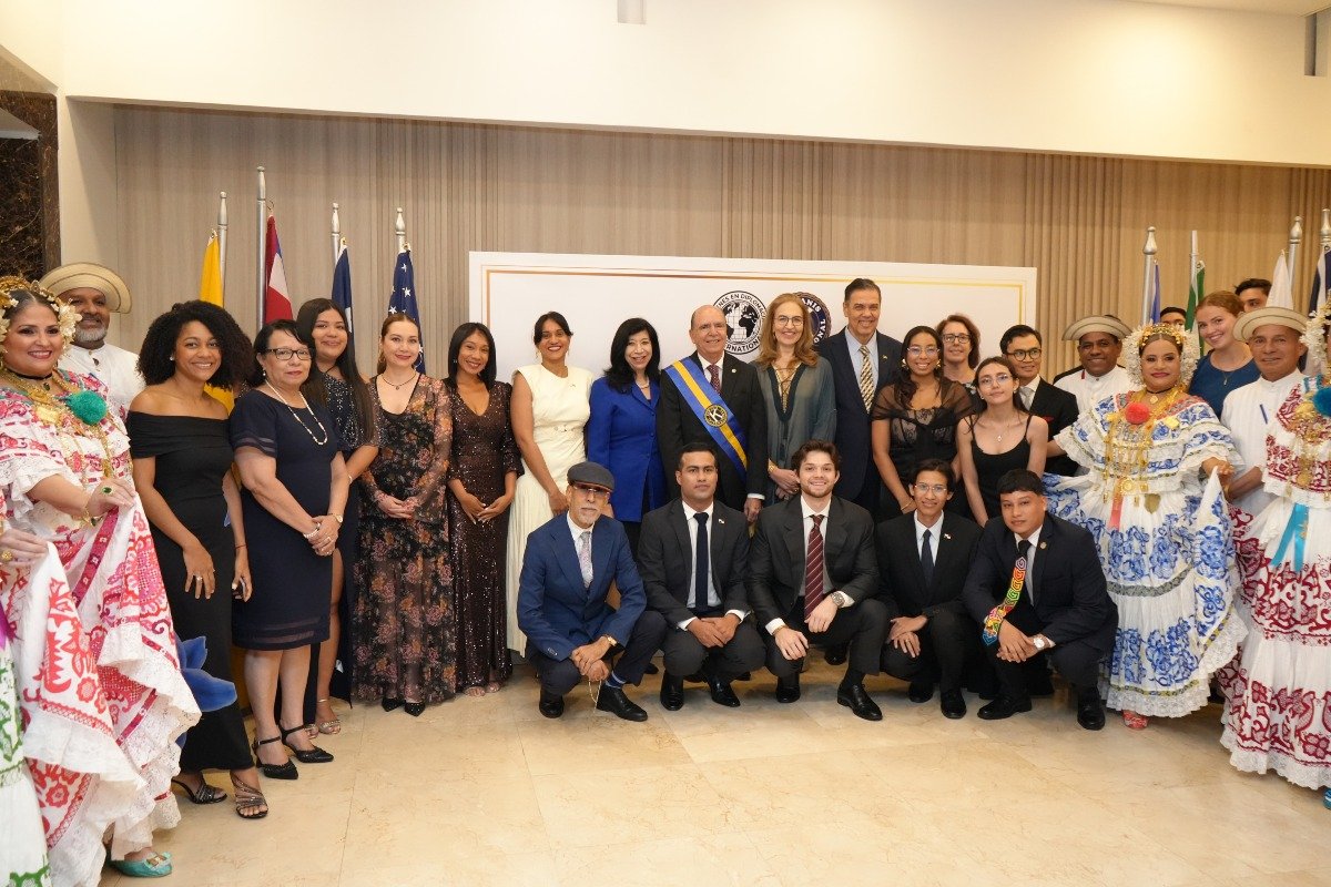 Miembros de la organización Jóvenes en Diplomacia International y cuerpo diplomático acreditado en Panamá en la Cena Benéfica de Gala Diplomática Juvenil 2026.