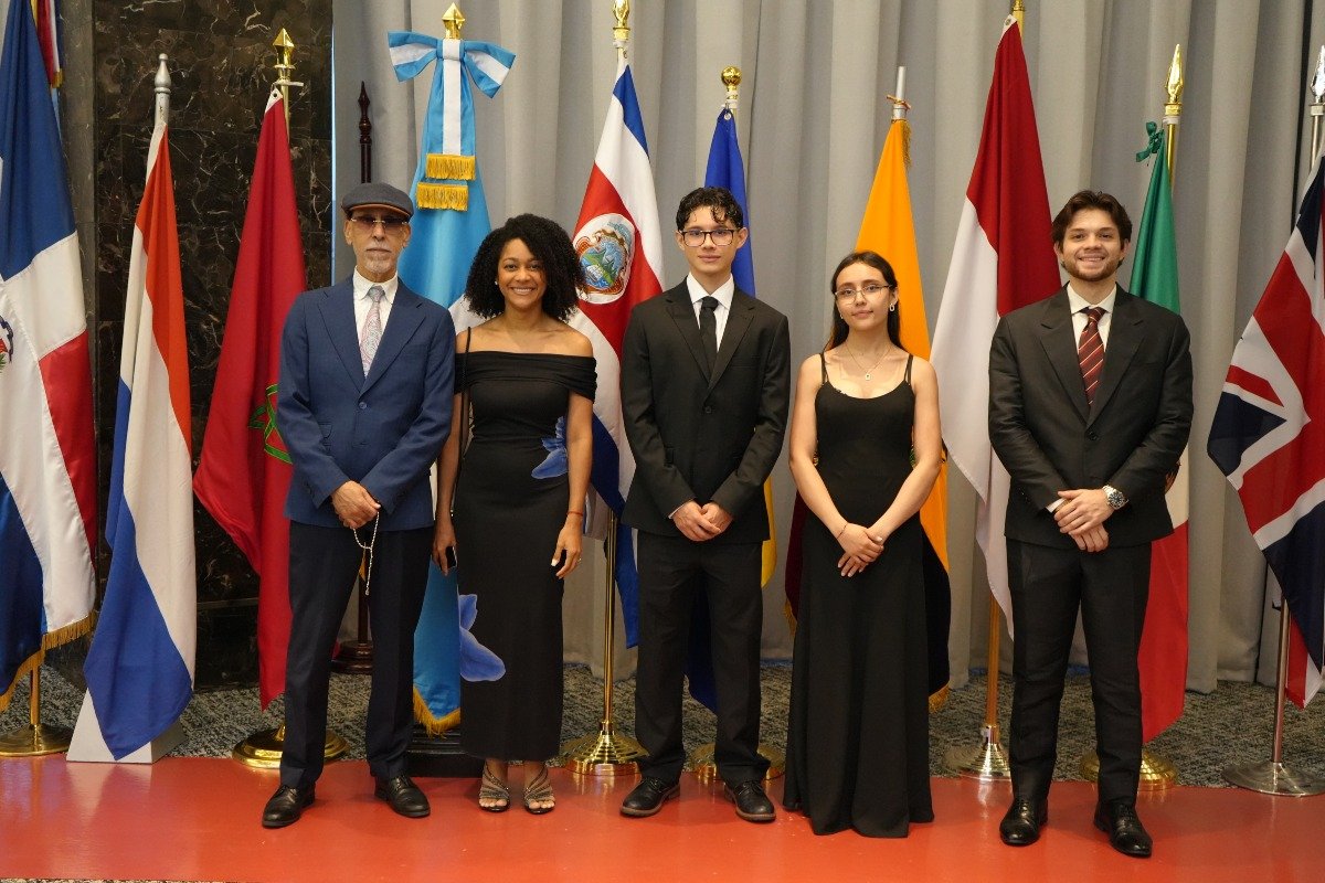 S.S. Jamal Ramadán Abuagila, encargado de negocios a.i. del Estado de Libia en Panamá, Rossy Urbaez, primera secretaria de la embajada de República Dominicana en Panamá, Marlon Céspedes Vargas, jefe adjunto del Capítulo en Costa Rica de Jóvenes en Diplomacia International, Sharon Paniagua, representante del capitulo Costa Rica de Jóvenes en Diplomacia International y Marc Knopf, vicepresidente del Club Kiwanis Youth in Diplomacy.
