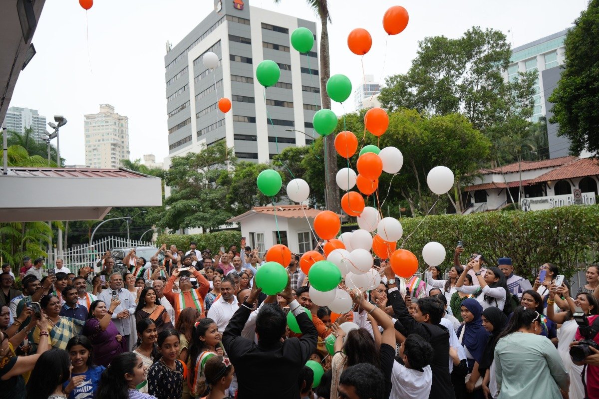 Un momento de alegría y color: los niños elevaron globos con los colores de la bandera de India.
