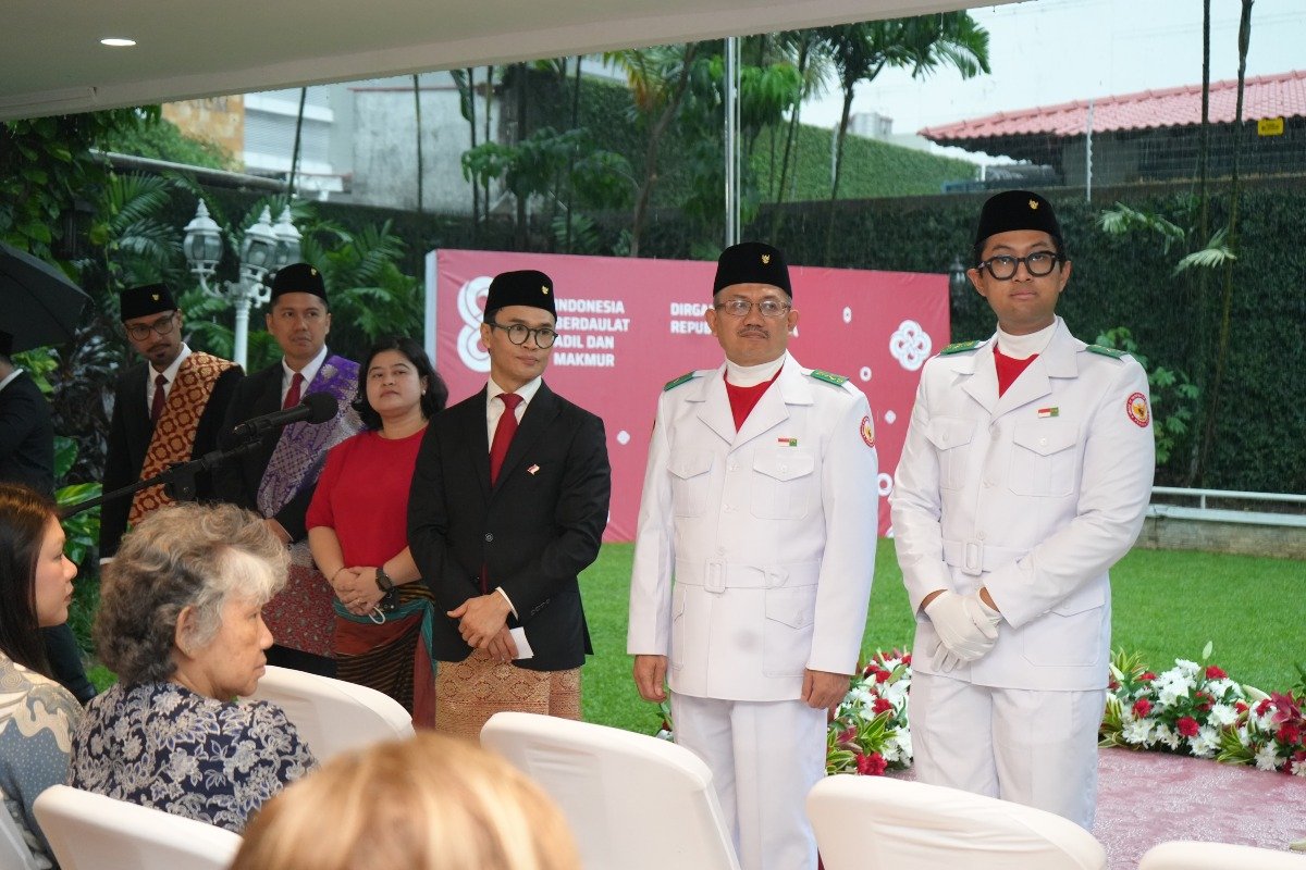 Yudhistira Normandia, agregado de la embajada de la República de Indonesia en Panamá, Geofrey Palembangan, segundo secretario de la embajada de la República de Indonesia en Panamá, Andini Oktarina, agregada de la embajada de la República de Indonesia en Panamá, S.E. Hendra Halim, embajador de la República de Indonesia en Panamá, Wandi Syamsu, ministro consejero de la embajada de la República de Indonesia en Panamá y Galih Nidyasmoro, tercer secretario de la embajada de la República de Indonesia en Panamá.