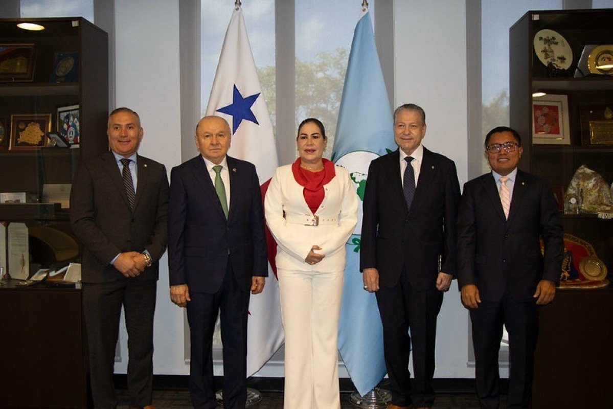 H.D. Ronald De Gracia, Elías A. Castillo G., Secretario Ejecutivo del PARLATINO, H.D. Shirley Castañedas, presidenta de la Asamblea Nacional de Panamá, H.D. Manuel Cohen, Primer Vicepresidente de la Asamblea Nacional y H.D. Arquesio Arias.