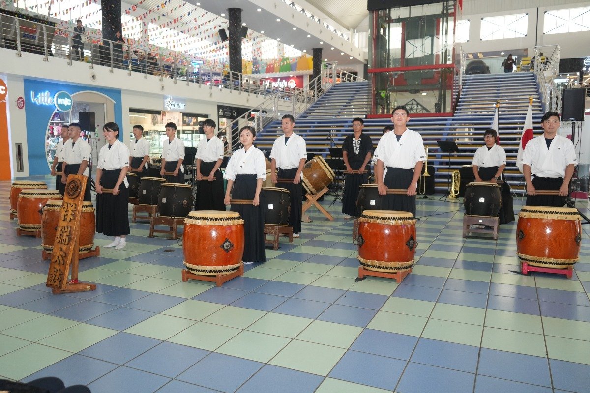 Apertura del concierto con la presentación de Shouzui-Daiko, grupo de tambores wa-daiko.