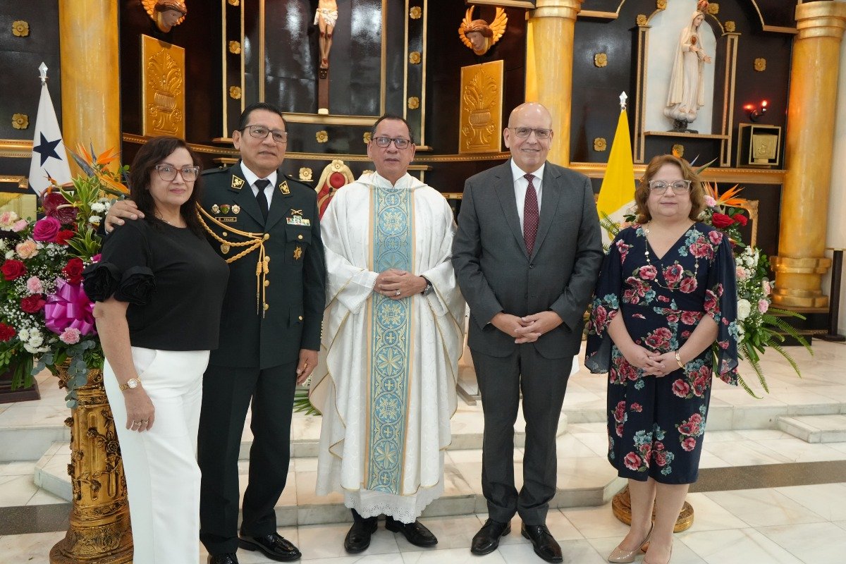 Olga Ocaña, esposa del Coronel Tello, Coronel PNP Miguel Ángel Tello Huaquisto, Agregado Policial de Perú, Edgard Flores, párroco, S.E. Mario López, embajador del Perú en Panamá y María Mercedes Gil Juscamayta, ministra de la embajada del Perú en Panamá.
