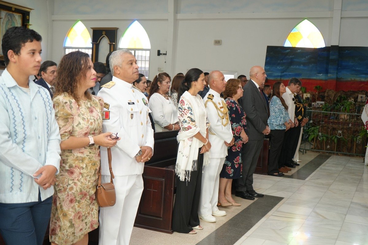 Invitados especiales y miembros de la embajada del Perú en Panamá conmemoran a Santa Rosa de Lima.