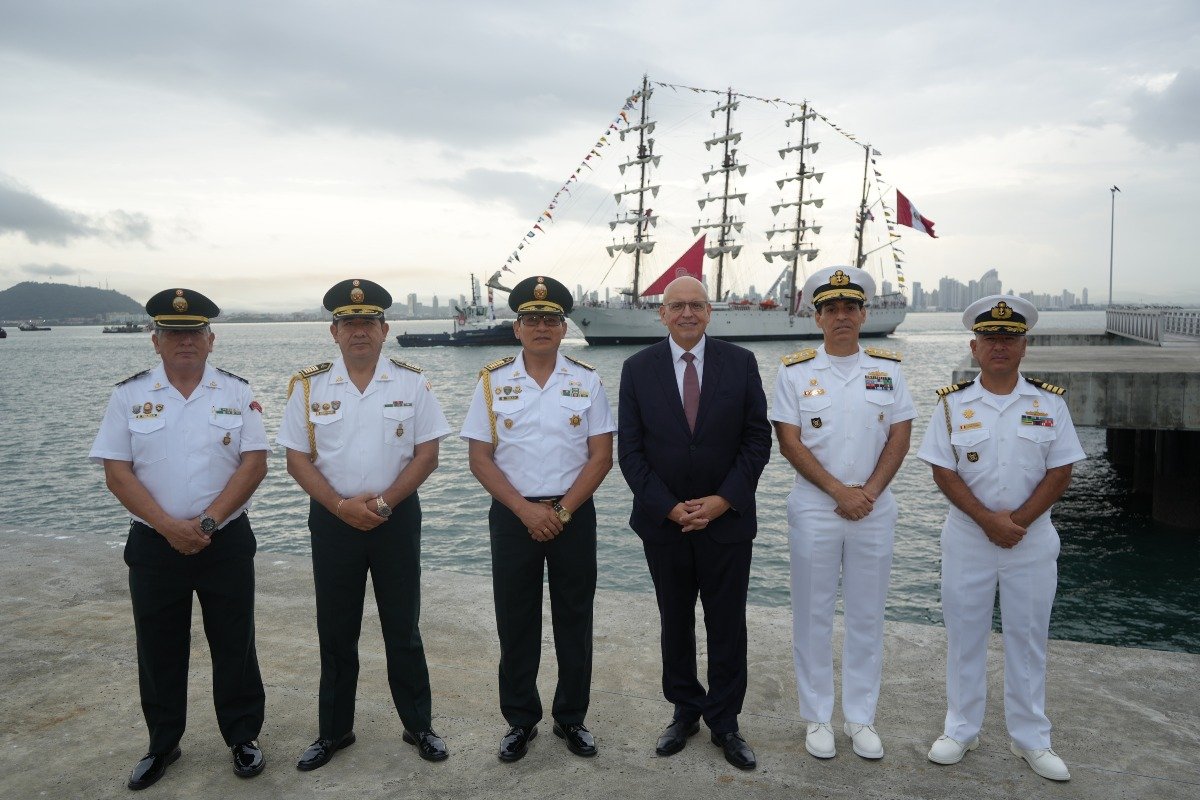 SS PNP Hernán Trujillo, Auxiliar de la Agregaduría Policial, Comandante Julio Abelardo Hinostroza García, Coronel Miguel Ángel Tello Huaquisto, S.E. Mario López, embajador del Perú en Panamá, Vicealmirante Gonzalo Carrera, marina de Guerra del Perú y Capitán de Navío José Luis Vega Vásquez.
