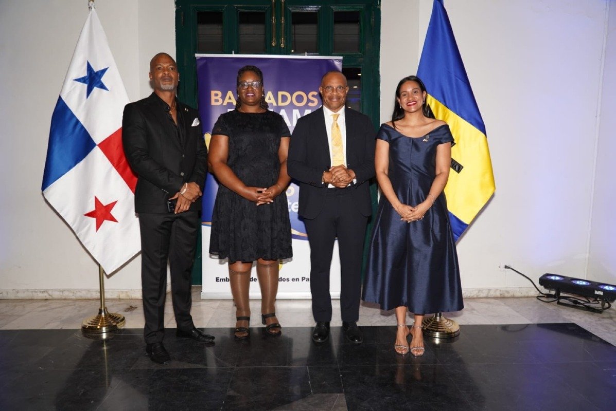 Corey Garrett, director para Latinoamérica de la Oficina de Turismo de Barbados, Paula Byer, directora de Comercio Exterior de Barbados, Hon. Senador Christopher Sinckler, ministro principal de Relaciones Exteriores y Comercio Exterior de Barbados, y S.E. Amanda Martínez, embajadora de Barbados en Panamá.