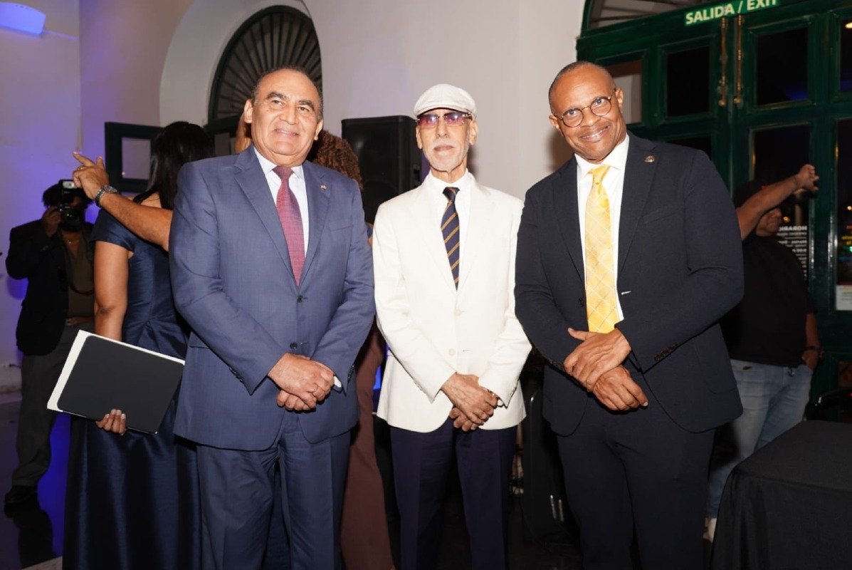 S.E. Enrique Jara Ocampos, embajador de la República del Paraguay en Panamá, S.S. Jamal Ramadán Abuagila, encargado de negocios a.i. del Estado de Libia en Panamá y Hon. Senador Christopher Sinckler, ministro principal de Relaciones Exteriores y Comercio Exterior de Barbados.