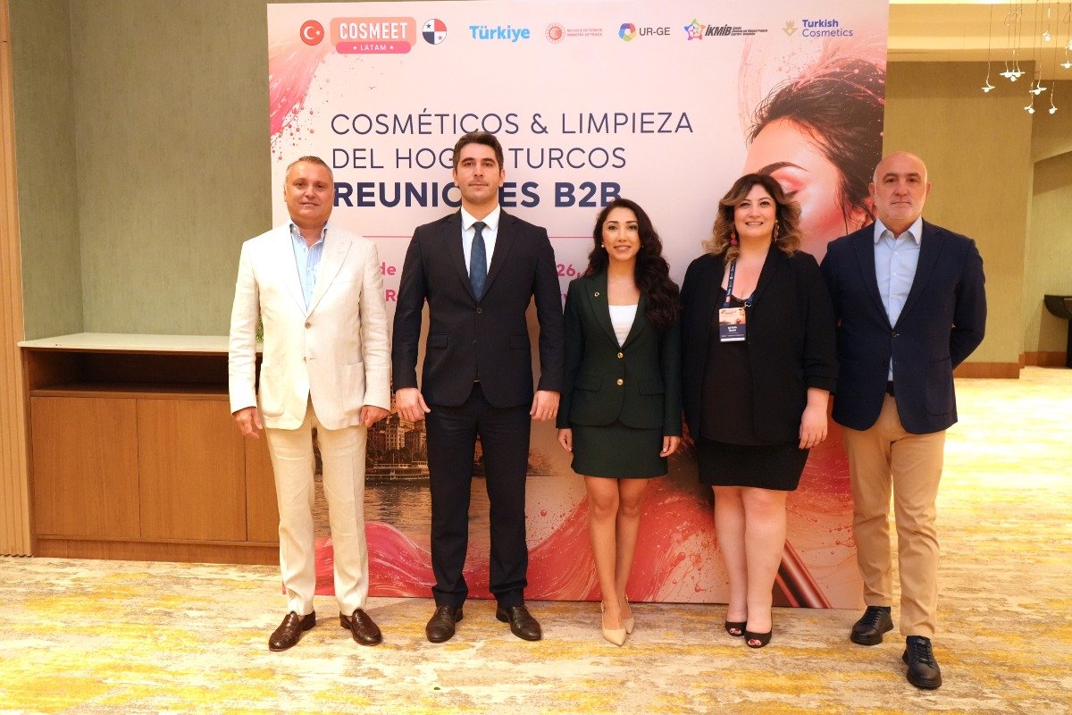 Uğur Adıyaman, presidente del Comité del Sector de Cosméticos, Limpieza y Marca Privada de IKMİB, S.S. Eren Can Yücel, encargado de Negocios de la embajada de la República de Türkiye en Panamá, S.S. Halise Ünsal Hür, consejera comercial de la embajada de la República de Türkiye en Panamá, Şeyma İnam, IKMİB - Turkish Cosmetics y S. Özgür Öztürk, delegado de TİM.
