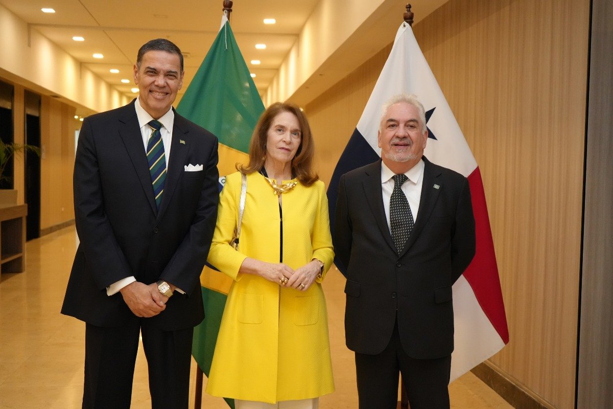 S.E. João Mendes, embajador de la República Federativa del Brasil en Panamá, H.S. María Teresa Mendes, esposa del embajador de la República Federativa del Brasil en Panamá y S.S. Guilherme Frazão Conduru, ministro consejero de la embajada de la República Federativa del Brasil.