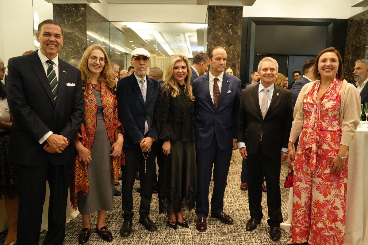 S.E. João Mendes, embajador de la República Federativa del Brasil en Panamá, S.E. Bouchra Boudchiche, embajadora del Reino de Marruecos en Panamá, S.S. Jamal Ramadán Abuagila, encargado de negocios a.i. del Estado de Libia en Panamá, S.E. Claudia Pavlovich Arellano, embajadora de los Estados Unidos Mexicanos en Panamá, S.E. Javier Martínez-Acha Vásquez, ministro de Relaciones Exteriores, Hernán Posada, director de Estampas Colombianas y S.E. Giuditta Giorgio, embajadora de Italia en Panamá.