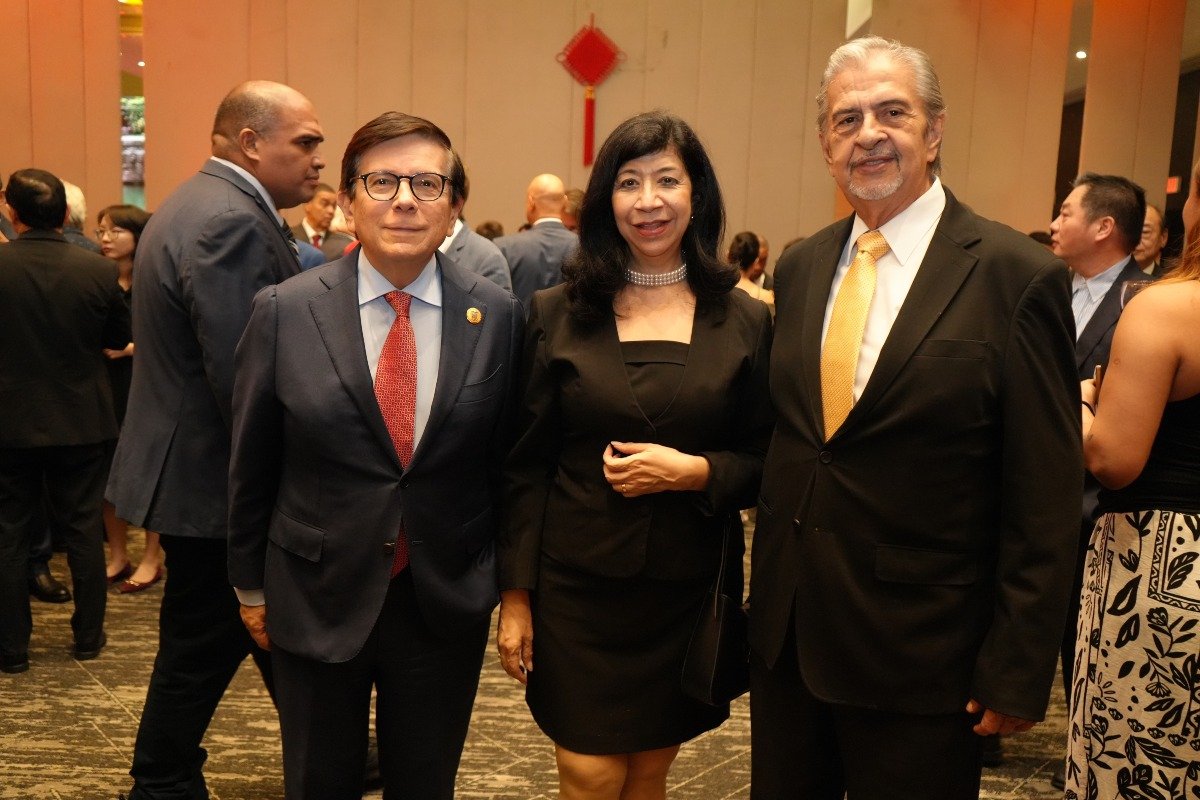 S.E. Pascual del Cioppo Aragundi, embajador del Ecuador en Panamá, S.E. Bernardina Vargas, embajadora de la República de Costa Rica en Panamá y H.S. Ernesto Arroyave, esposo de la embajadora de la República de Costa Rica en Panamá.