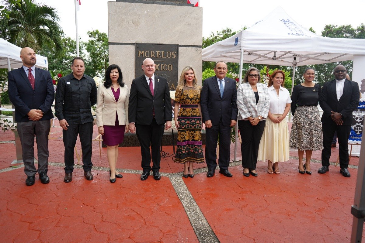 S.E. Alejandro Sfeir Tonšić, embajador de la República de Chile en Panamá, S.S. Carlos Suárez, encargado de negocios a.i. de la embajada de Bolivia en Panamá, S.E. Bernardina Vargas, embajadora de la República de Costa Rica en Panamá, S.E. Carlos Guevara Mann, viceministro de Asuntos Multilaterales y Cooperación de Panamá, S.E. Claudia Pavlovich Arellano, embajadora de los Estados Unidos Mexicanos, S.E. Enrique Jara Ocampos, embajador de la República del Paraguay en Panamá, S.E. Raymonde Carré Sajous, embajadora de la República de Haití en Panamá, S.E. Karla Samayoa, embajadora de Guatemala en Panamá, S.E. Amanda Martínez, embajadora de Barbados en Panamá y Rvdo. P. Basil Ikechukwu, encargado de negocios de la Santa Sede en Panamá.