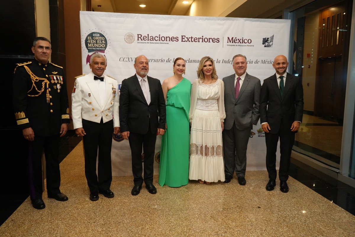 Coronel F.A.P.A. E.M Jaime Sánchez, agregado militar y aéreo de la Secretaría de la Defensa Nacional - Fuerza Aérea Mexicana, Contralmirante del Cuerpo General Diplomado de Estado Mayor, Alejandro Peña Sobrevilla, S.S. Raúl Cueto Martínez, jefe de Cancillería de la embajada de los Estados Unidos Mexicanos en Panamá, Licda. Geynar Delgado Muñoz, encargada de los Asuntos Políticos y Prensa de la embajada de los Estados Unidos Mexicanos en Panamá, S.E. Claudia Pavlovich Arellano, embajadora de los Estados Unidos Mexicanos en Panamá, H.S. Sergio Torres Ibarra, esposo de la embajadora de los Estados Unidos Mexicanos en Panamá y Lic. Mario Beltrán, encargado de los Asuntos Culturales y de Cooperación Internacional de la embajada de los Estados Unidos Mexicanos en Panamá.