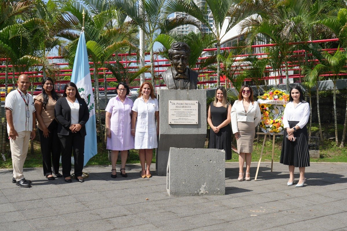Roddy Coronado, conductor, Yinelli Nuñez, asistente de embajada, Elka Nuñez, asistente consular, Elida Choc, tercera secretaria, S.E. Karla Samayoa, embajadora de Guatemala en Panamá, Yusbely Briceños, asistente contable, Siddy Bustamante, primera secretaria y cónsul, y Valeria Correa, asistente consular de la embajada de Guatemala en Panamá.