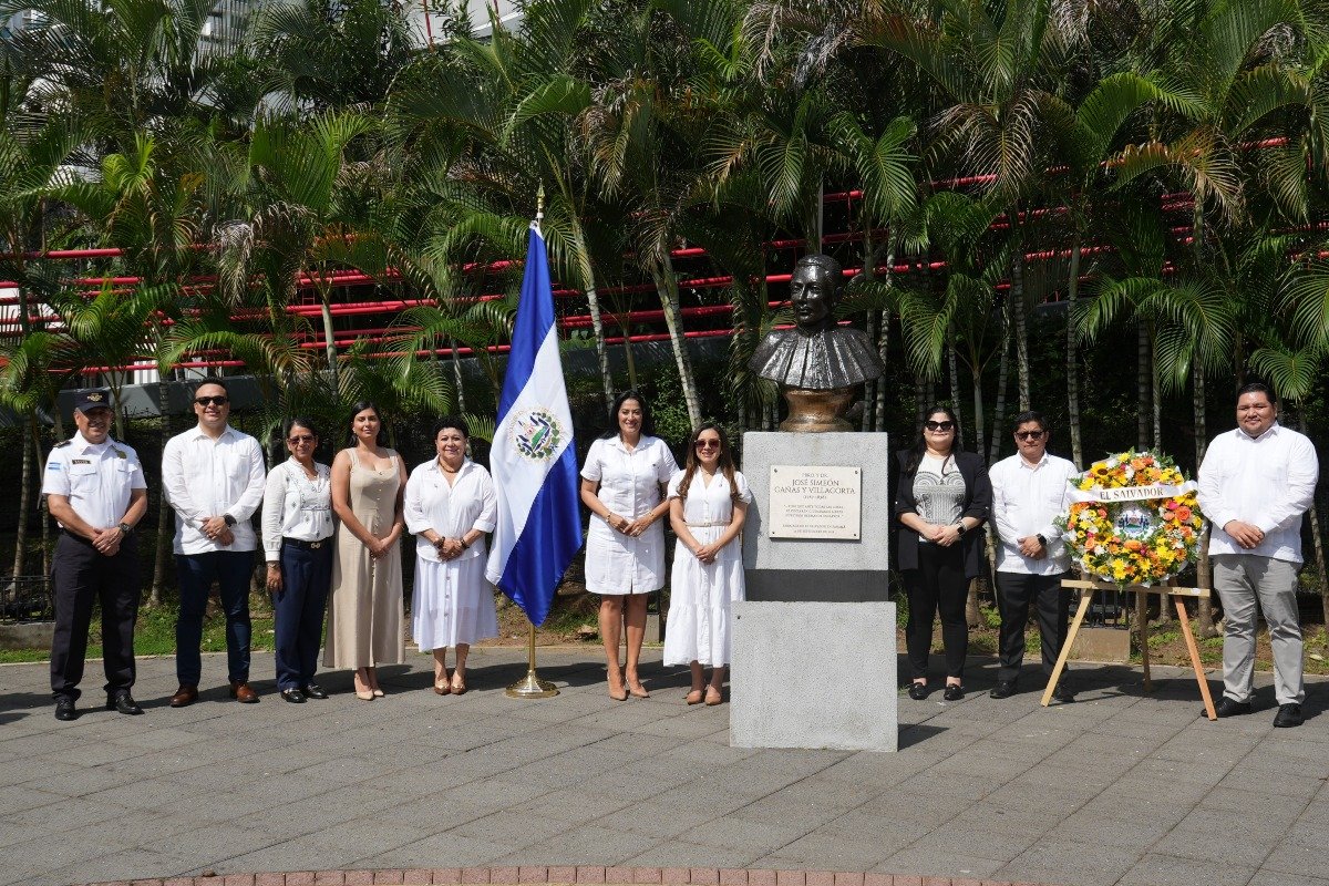 José Ayala, agregado policial de la embajada de El Salvador en Panamá, Óscar Medrano, consejero económico, Isela Iraheta, consejera, Brenda Rodríguez, personal administrativo, Martha Ramos, ministra consejera, S.E. Zoraida Panameño, embajadora de El Salvador en Panamá, Esmeralda Rosales,  consejera, Gabriela Orellana, personal administrativo, Jonathan Murillo, personal de servicio y Julio Martínez, cónsul general de la embajada de El Salvador en Panamá.