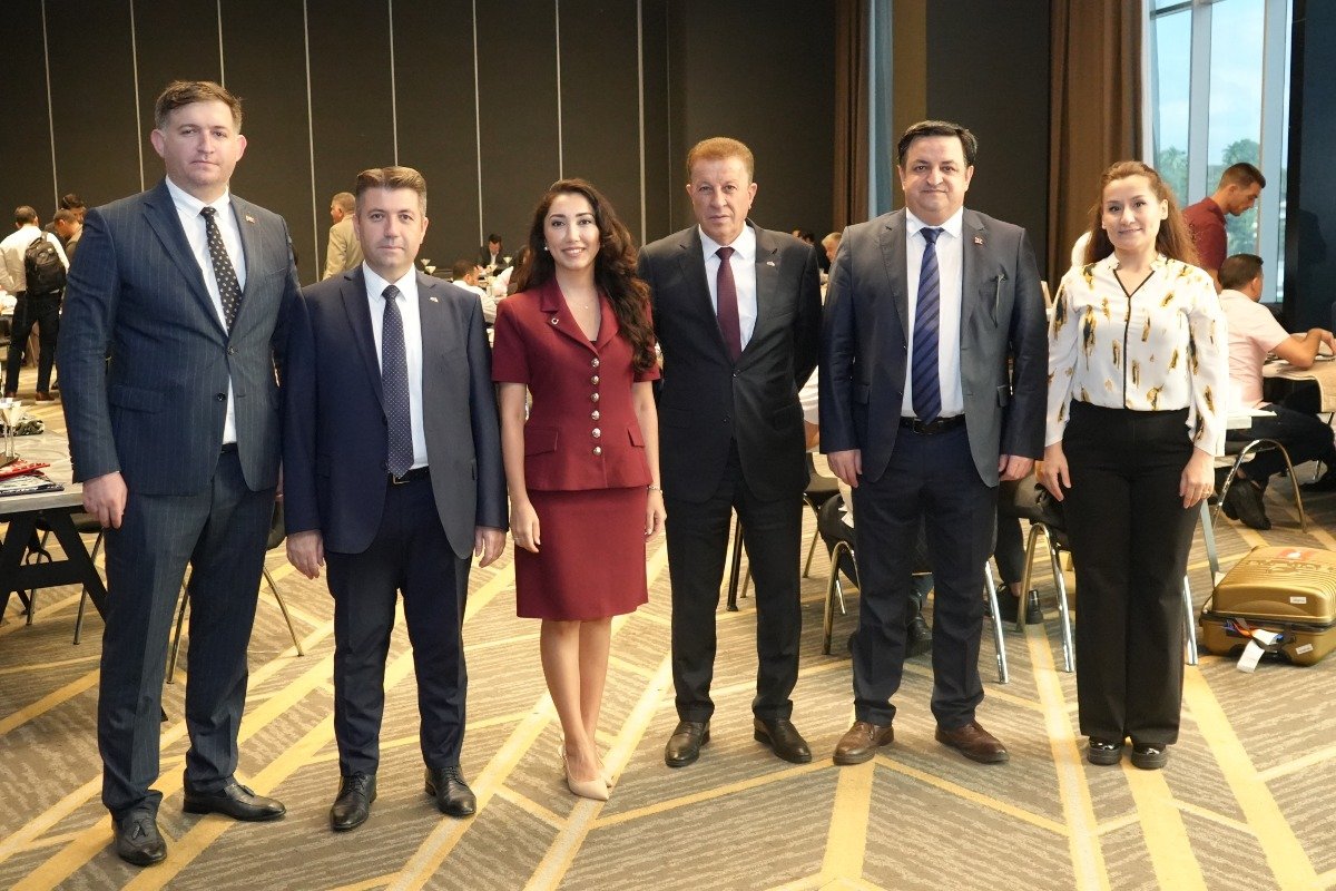 Muhammed Ali Çavuş, Bekir Şahan, presidente de la Asociación de Exportadores de Alfombras, Halise Ünsal Hür, consejera comercial de la embajada de la República de Türkiye en Panamá, Mehmet Koca, vicepresidente de la Asociación de Exportadores de Alfombras , Serdar Aydoğan, secretario general de GAİB y Sunay Budak.