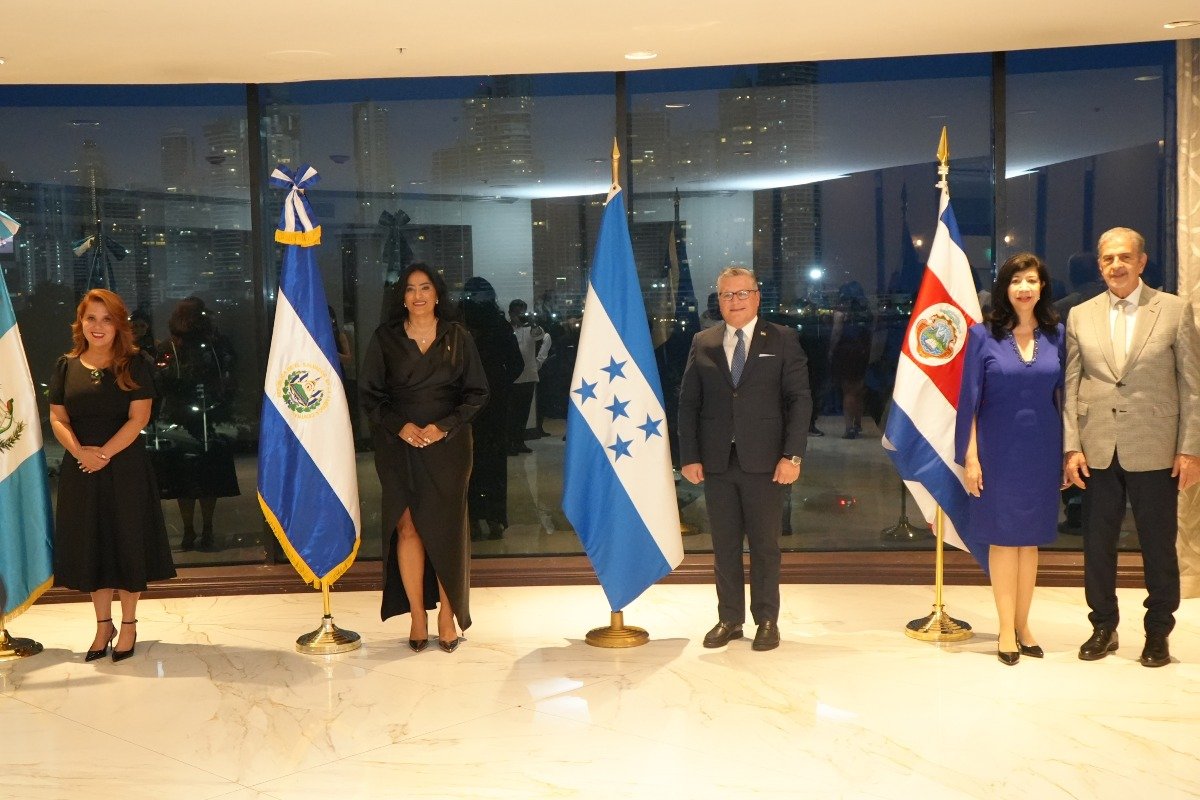 S.E. Karla Samayoa, embajadora de la República de Guatemala en Panamá, S.E. Zoraida Panameño, embajadora de la República de El Salvador en Panamá, S.E. Rafael Sierra, embajador de la República de Honduras en Panamá, S.E. Bernardina Vargas, embajadora de la República de Costa Rica en Panamá y H.S. Ernesto Arroyave, esposo de la embajadora de la República de Costa Rica en Panamá.