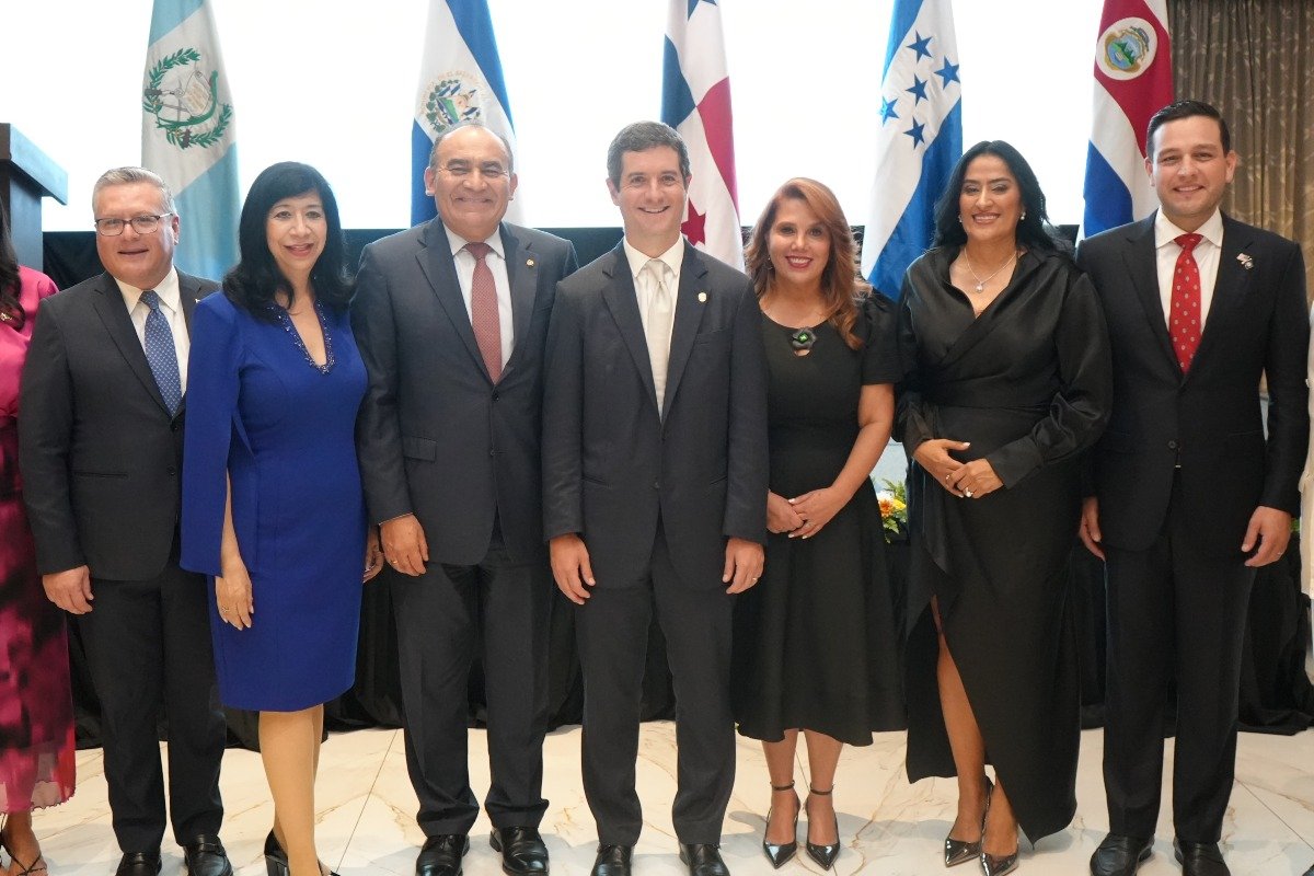 S.E. Karla Samayoa, embajadora de la República de Guatemala en Panamá, S.E. Zoraida Panameño, embajadora de la República de El Salvador en Panamá, S.E. Rafael Sierra, embajador de la República de Honduras en Panamá, S.E. Bernardina Vargas, embajadora de la República de Costa Rica en Panamá y H.S. Ernesto Arroyave, esposo de la embajadora de la República de Costa Rica en Panamá.