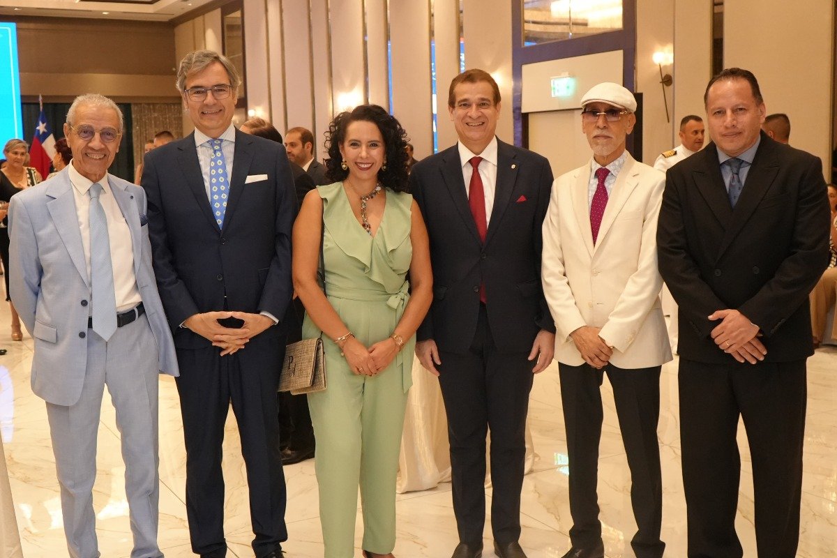 H.S. Abdelhadi Boucetta, esposo de la embajadora del Reino de Marruecos en Panamá, S.E. Moisés Morera Martín, embajador del Reino de España en Panamá, H.S. Paula Acuña, esposa del embajador del Reino de España en Panamá, S.E. Carlos Vásquez Reyes, magistrado de la Corte Suprema de Justicia de Panamá e invitados especiales, S.S. Jamal Ramadán Abuagila, encargado de negocios a.i. del Estado de Libia en Panamá y S.S. Carlos Suárez, encargado de negocios a.i. de la embajada de Bolivia en Panamá.