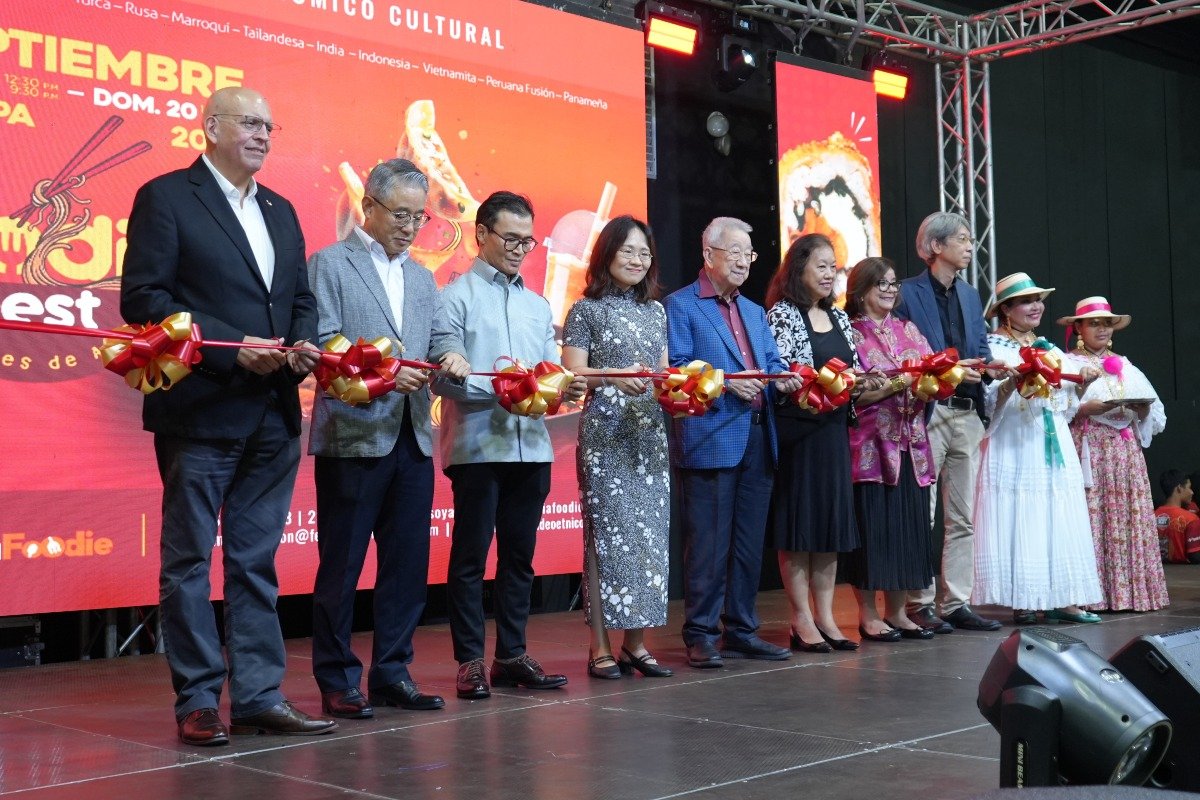 S.E. Mario López, embajador del Perú en Panamá, S.E. Han Byoung-jin, embajador de Corea en Panamá, S.E Hendra Halim, embajador de la República de Indonesia en Panamá, S.S. Chen Qianwen, cónsul de la República Popular China en Panamá, Guillermo Young, presidente vitalicio de las Asociaciones Chinas, Ileana de Wong, Annie Vial Chen, presidenta de la Asociación Panameña de Amistad con China y Esteban Cheung.